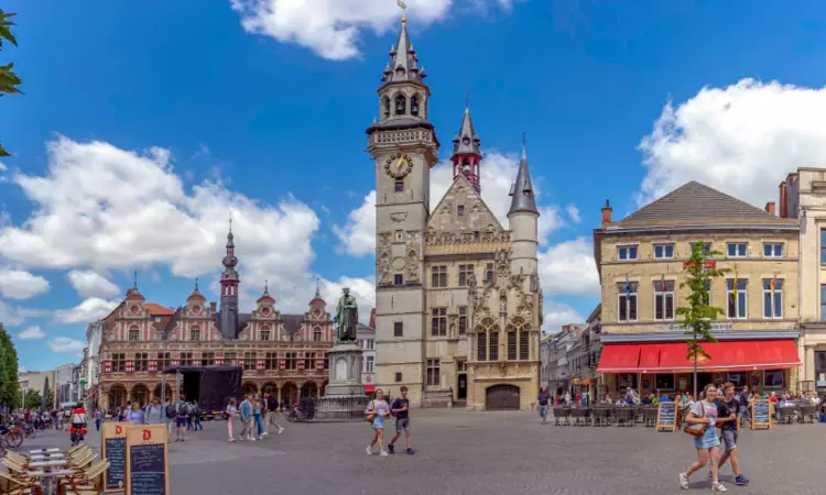 La splendida piazza centrale della cittadina di Aalst in Belgio.