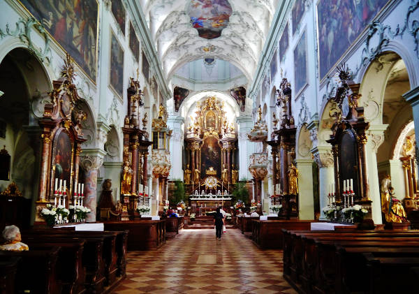 L'interno meravigliosamente decorato dell'abbazia di San Pietro di Salisburgo, in Austria.