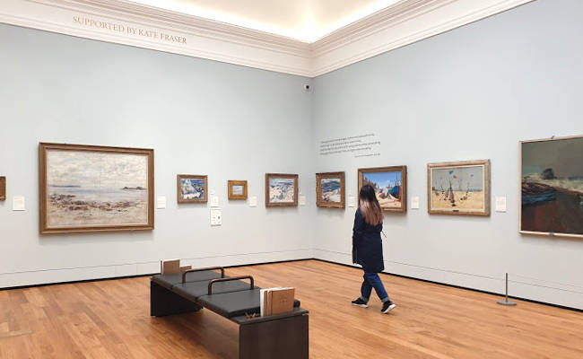 Una delle sale di esposizione della Aberdeen Art Gallery.