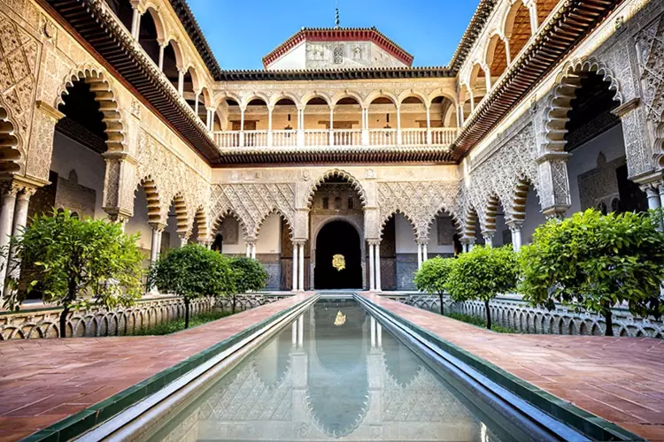 Il cortile delle fanciulle nell'Alcazar di Siviglia.