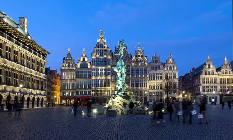 La Grote Markt, la Piazza del Mercato nel centro della città belga di Anversa.