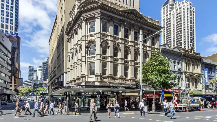 Queen Street è una delle strade principali in cui passeggiare ad Auckland.