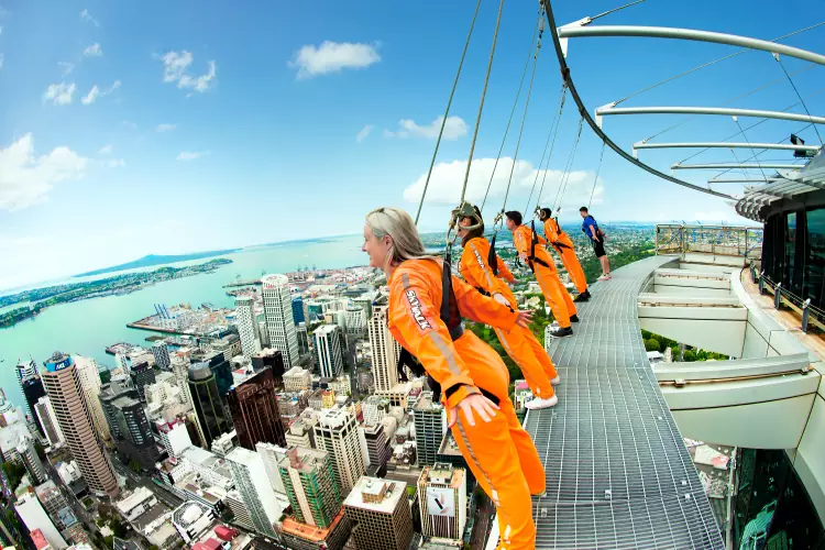 La camminata SkyWalk sulla Sky Tower di Auckland.