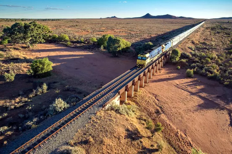 Un treno della Indian Pacific attraversa lo straordinario paesaggio australiano.