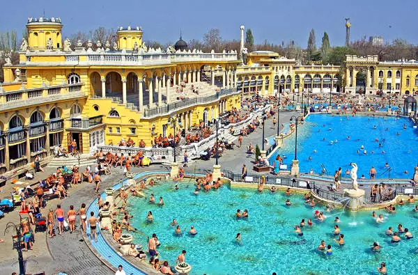I bagni termali Szechenyi sono fra i più famosi della capitale ungherese.