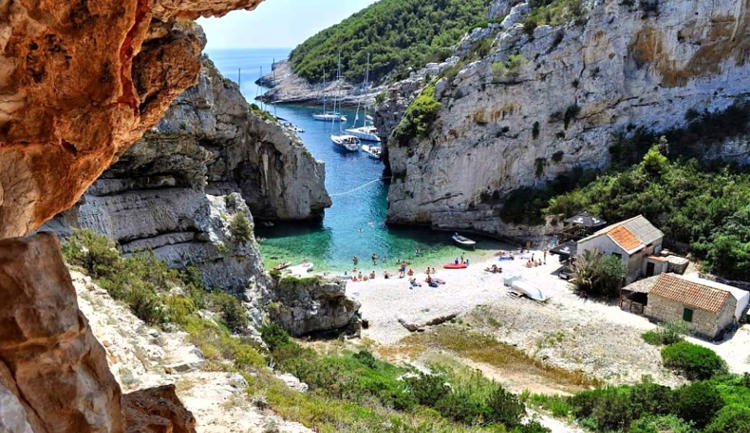 La spiaggia nella baia di Stiniva, isola di Vis in Croazia.