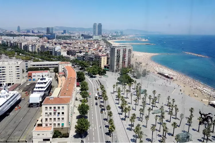 Le meravigliosa zona di Barceloneta con la spiaggia di Barcellona.