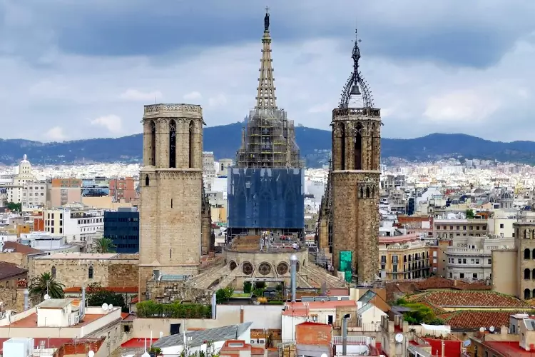 Le torri campanarie della Basilica dei Santi Giusto e Pastore di Barcellona.