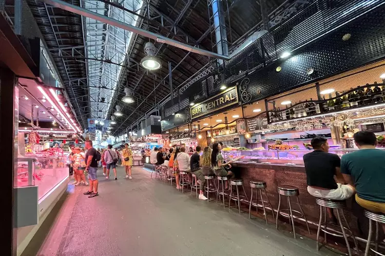 Il celebre mercato della Boqueria di Barcellona, una delle attrazioni turistiche più conosciute.