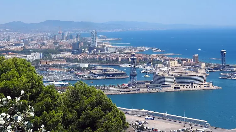 Barcellona è una città cosmopolita di grande importanza culturale, commerciale e turistica.