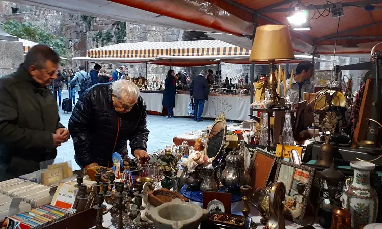 Il mercatino dell'antiquariato vicino Plaza Catalunya a Barcellona.