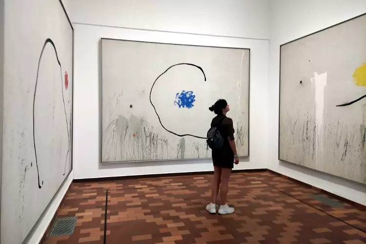 Alcuni dipinti nella galleria della Fondazione Miró.