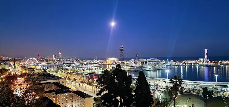 Il fantastico panorama notturno dal Mirador de Miramar.