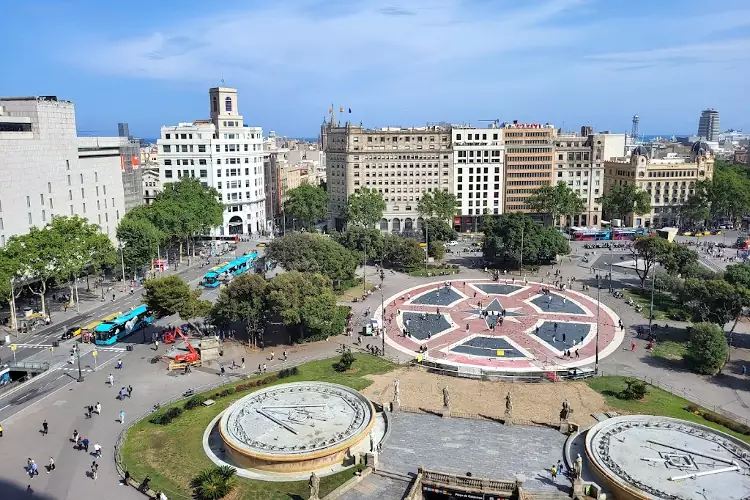 Plaza de Catalunya a Barcellona, dove inizia la Rambla.