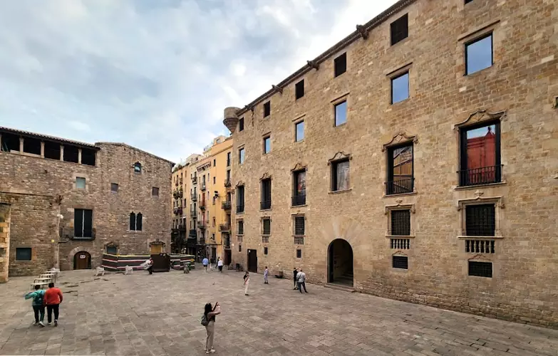 La bellezza medievale di Plaza del Rey a Barcellona.