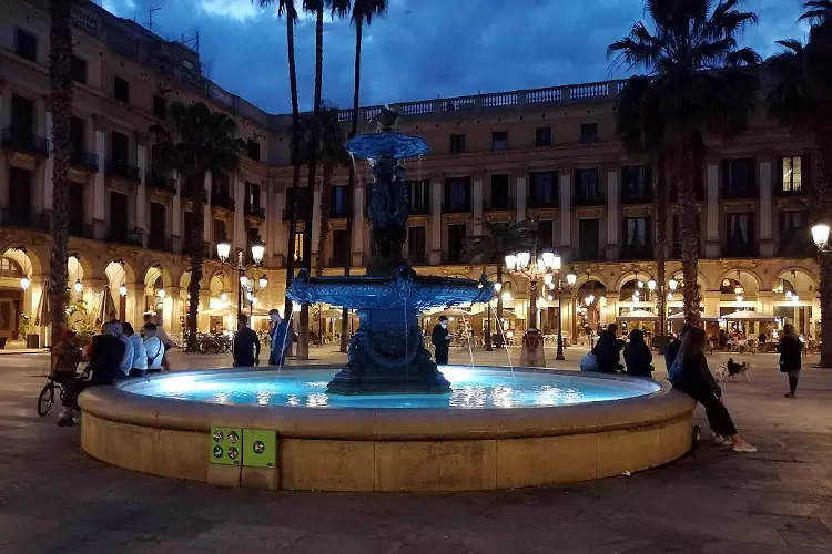 La bella Piazza Reale a Barcellona, nel quartiere di Barri Gotic.