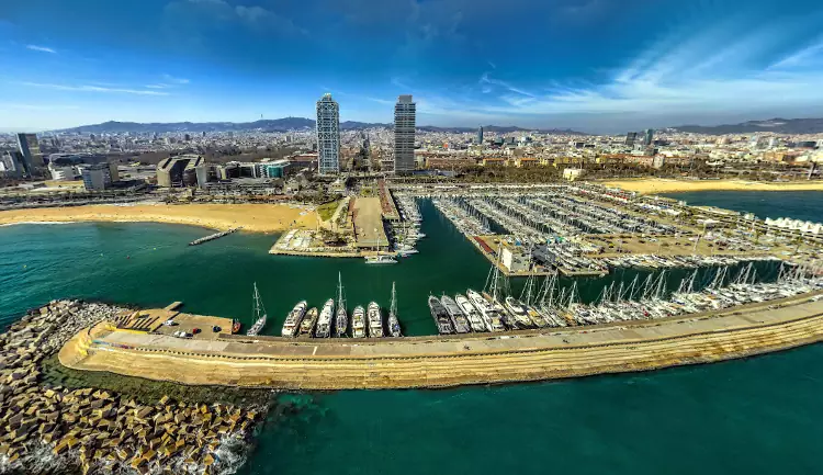 Vista del Port Olimpic di Barcellona dal mare.