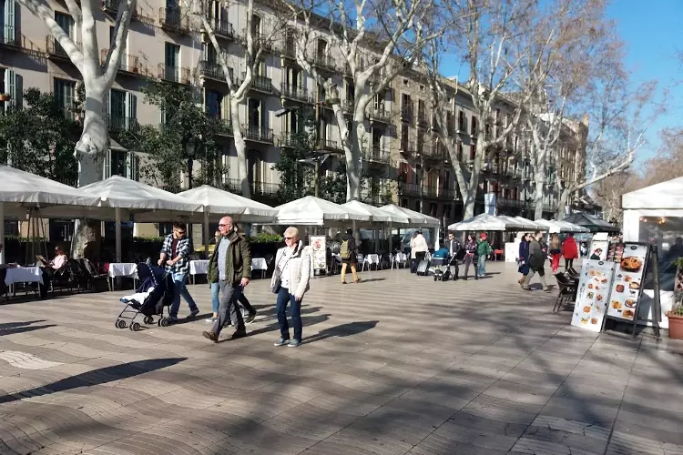 Un tratto della Rambla di Santa Monica dove passeggiare a Barcellona.