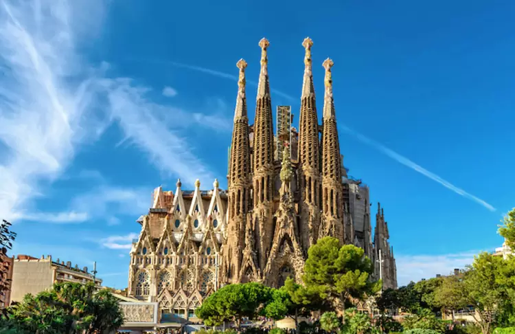 La celebre Sagrada Familia, uno dei monumenti architettonici più famosi di Barcellona.