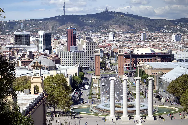 Barcellona è una delle città più grandi da vedere in Spagna, ricchissima di attrazioni.