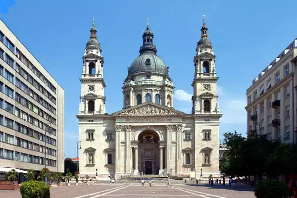 La grande Basilica di Santo Stefano è tra i luoghi di interesse da visitare a Budapest.