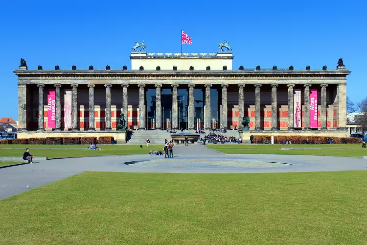 Il maestoso edificio dell'Altes Museum da visitare a Berlino.