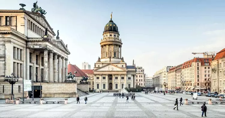 La bellissima piazza Gendarmenmarkt di Berlino.