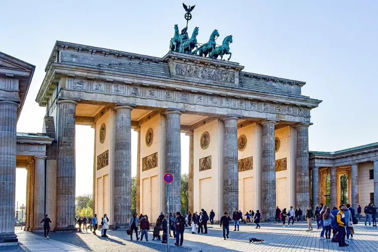 La Porta di Brandeburgo, uno dei monumenti più conosciuti di Berlino.