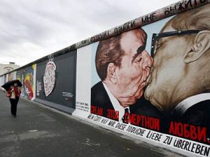 Celebri graffiti sul muro di Berlino, a East Side Gallery.