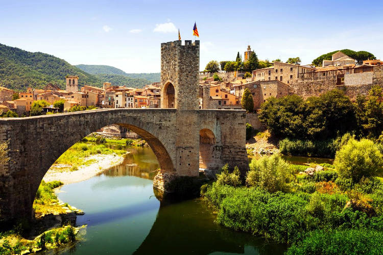 Il villaggio medievale di Besalù in Catalogna.