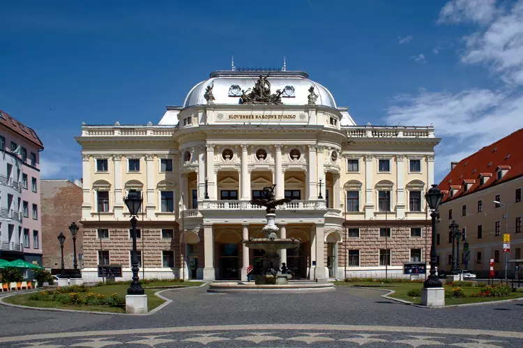 Il Teatro Nazionale Slovacco a Bratislava.