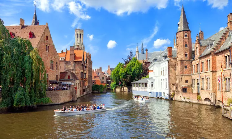 L'incantevole città di Bruges, ricca di canali e splendide architetture.