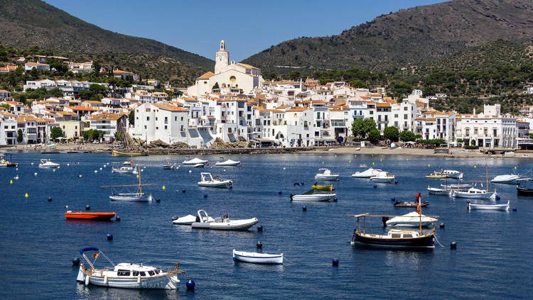 Il bellissimo villaggio di Cadaques in Costa Brava, catalogna.