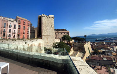 La torre dell'elefante e vista su Cagliari.