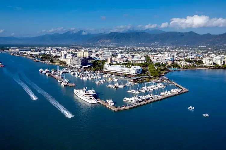 La bella cittadina di Cairns nel Queensland, con l'approdo da cui partono crociere e barche.