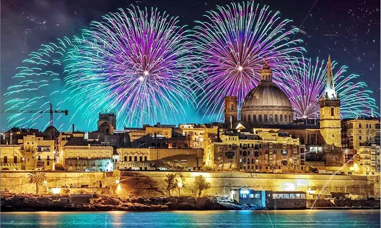 L'arrivo del Nuovo Anno festeggiato con fuochi d'artificio a Malta.