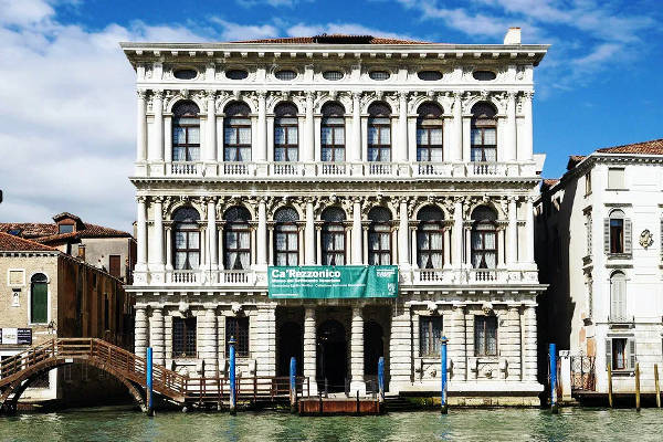 Il bellissimo palazzo barocco di Ca' Rezzonico a Venezia.