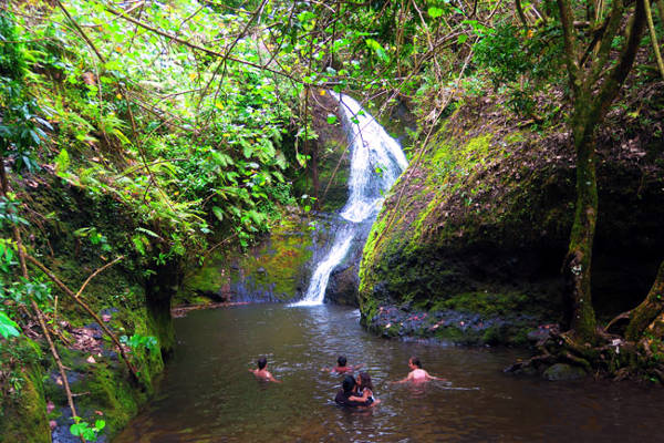 Un bagno nella cascata Wigmore a Rarotonga.