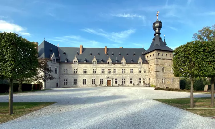 Il Castello dei Principi di Chimay,  nella Valle de L'Eau Blanche.