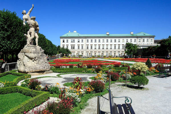 Il Castello Mirabell con i giardini da visitare a Salisburgo.