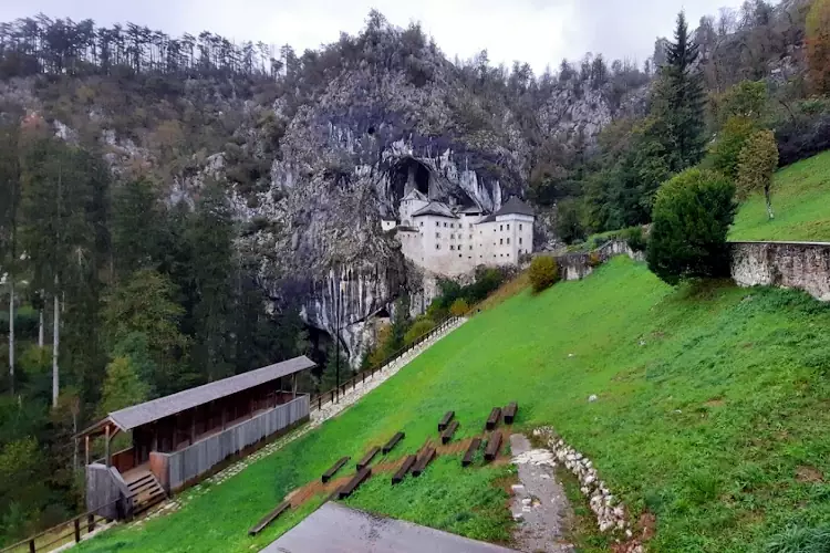 Il castello di Predjama, costruito interamente in una grotta carsica.