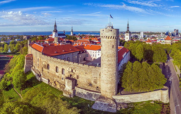 Il castello sulla collina di Toompea a Tallinn, con la torre Hermann in primo piano.