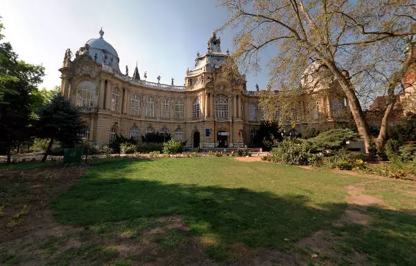 Il castello Vajdahunyad nel parco Varosliget di Budapest.