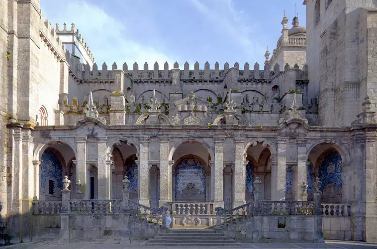 La facciata laterale della Cattedrale di Porto.