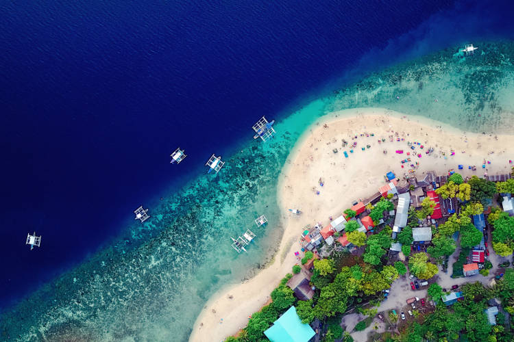 Vista aerea di una spiaggia a Cebu.