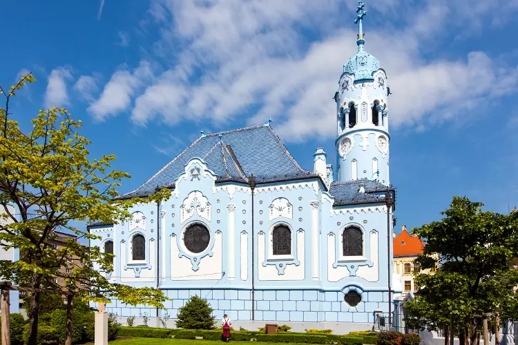La chiesa blu di Bratislava, intitolata a Santa Elisabetta.