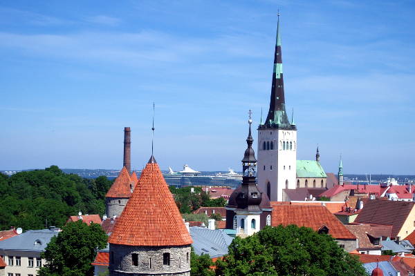 L'altissimo campanile della chiesa di Sant'Olav che spicca tra i palazzi di Tallinn.