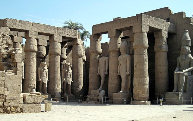 Colonnato e statue nel tempio di Luxor.