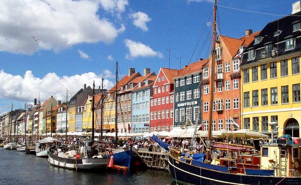 Un'immagine tipica di Copenhagen con le case e le barche di Nyhavn.