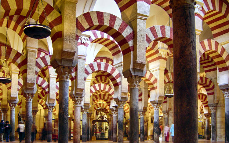 L'interno della Mezquita di Cordoba, una città spagnola da visitare in Andalusia.